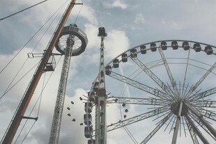  乐园中的摩天轮与设施