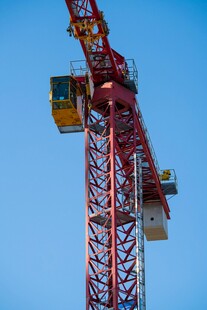 高耸的塔式起重机