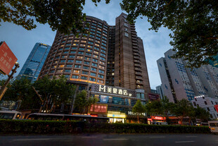 都市繁华夜景中的高楼大厦