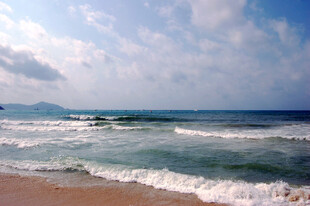 海边美景海浪轻拍沙滩