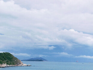 海边山峦与辽阔蔚蓝海面