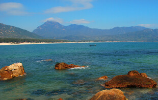海边礁石与远处山峦美景