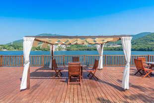 湖畔木质露台休闲观景处