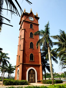 红砖钟楼与周边热带风光