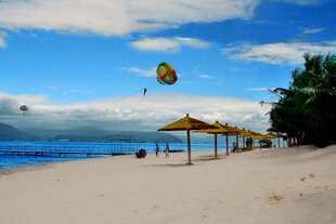 海滨沙滩上的休闲风光
