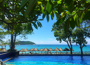 海滨泳池旁的惬意休闲时光