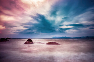 梦幻海岸天空下的礁石