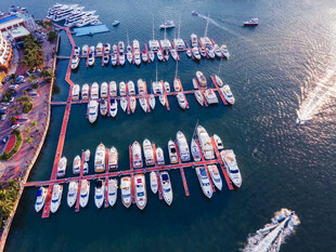 俯瞰海港中的密集停泊船只