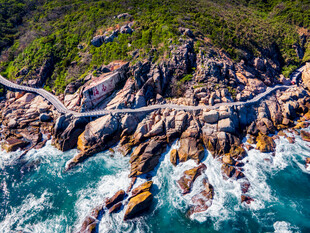 海岸蜿蜒公路碧海礁石相伴