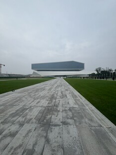 宽阔道路旁的现代建筑