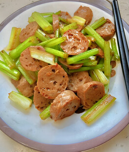 芹菜炒素肠