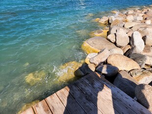 海边礁石与清澈海水景观