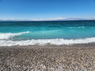 蓝天下的海滩与海浪