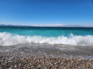 海边浪花拍打卵石海岸