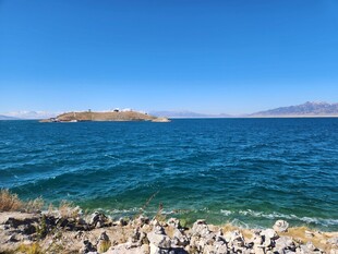 海边岩石与远处海岛风光