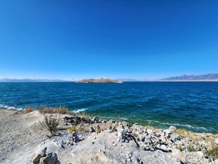 海边岩石与辽阔蓝色海域