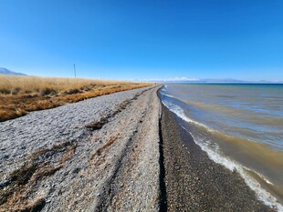 海边碎石路与广阔海洋景观