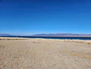 广阔沙地旁的蓝色水域