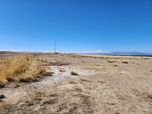 荒凉旷野中的干燥土地景观