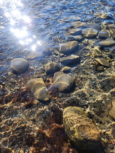 清澈水底的多彩鹅卵石