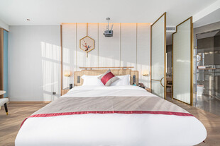 简约现代风格温馨卧室