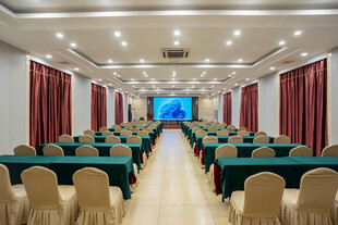 宽敞会议室整齐排列桌椅