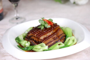 美味千层肉搭配翠绿蔬菜