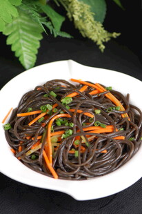 美味蕨根粉色泽诱人