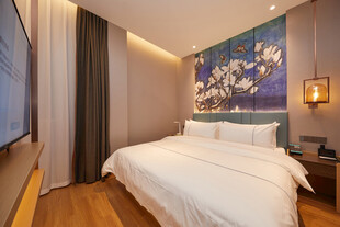 现代简约风温馨卧室空间