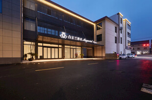 现代风格酒店外观夜景