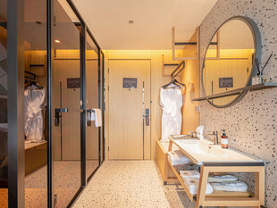 现代简约风格的精致卫浴间