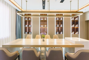 现代简约风格会议室场景