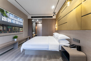 现代简约风格的温馨卧室