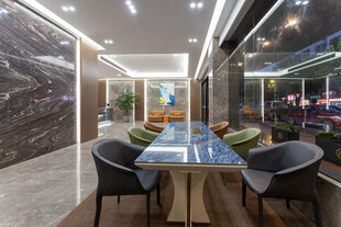 现代简约风格会议室场景