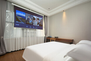 现代卧室中的大屏电视场景