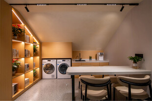 现代阁楼洗衣房与休闲区