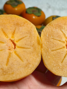 切开的新鲜柿子果肉饱满