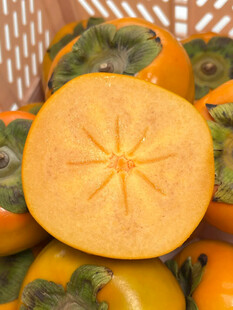 新鲜切开的诱人柿子