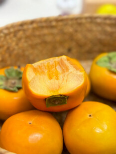 竹篮里的新鲜剥开柿子