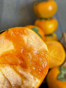 香甜多汁的剥开的新鲜柿子