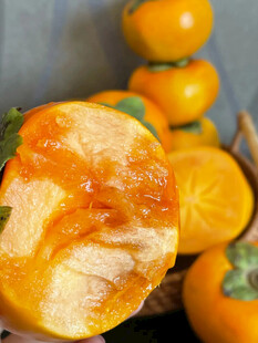 新鲜诱人的剥开的甜柿子