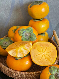 篮子里的新鲜柿子