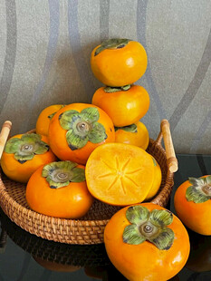 竹篮中的新鲜甜柿子