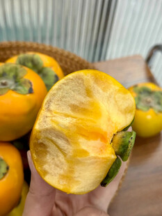 新鲜剥开的美味甜柿子