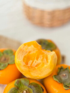 剥开的甜柿子诱人展示