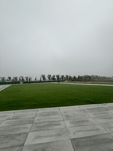 开阔草地与石板路面景观