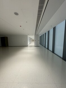 空旷现代风室内走廊空间