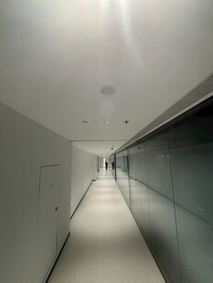 现代简约风格的空旷走廊