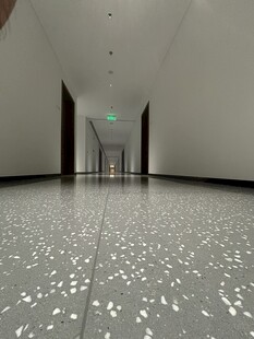 空旷大厅地面闪烁光斑