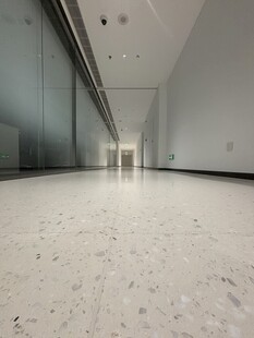 现代简约风格空旷走廊